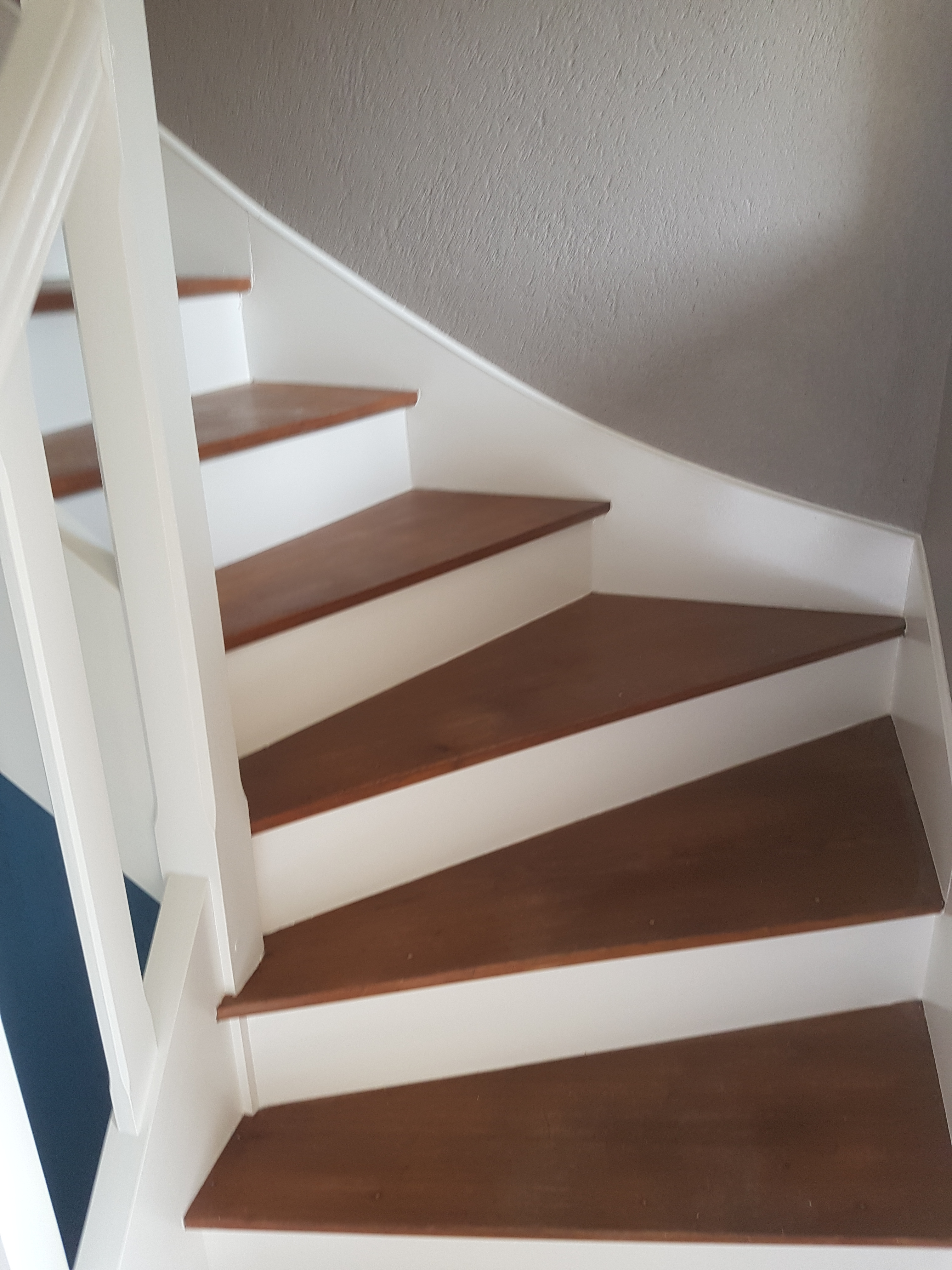 Rénovation escalier bois, décapage marches pour les ramener en bois brut,  vernis mat et peinture bla…