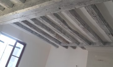 Artisan peintre Angers effet cérusé sur poutres anciennes