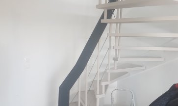 Artisan peinture sur escalier bois Angers