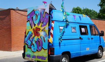 Graffiti voiture balai mariage Angers