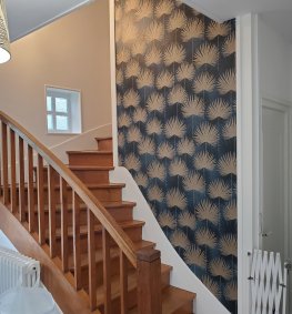 pose de papier dans un escalier peint motif feuillage Angers