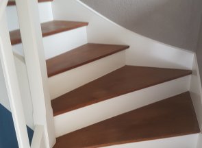 Rénovation d'un escalier bois et blanc à Poissy (78) : peinture, pose des  nouvelles marches et des contremarches, illumination de l'escalier - La  Maison Des Travaux