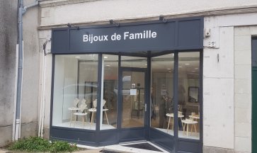 Pienture sur Vitrine d'une bijouterie sur Chalonnes sur Loire